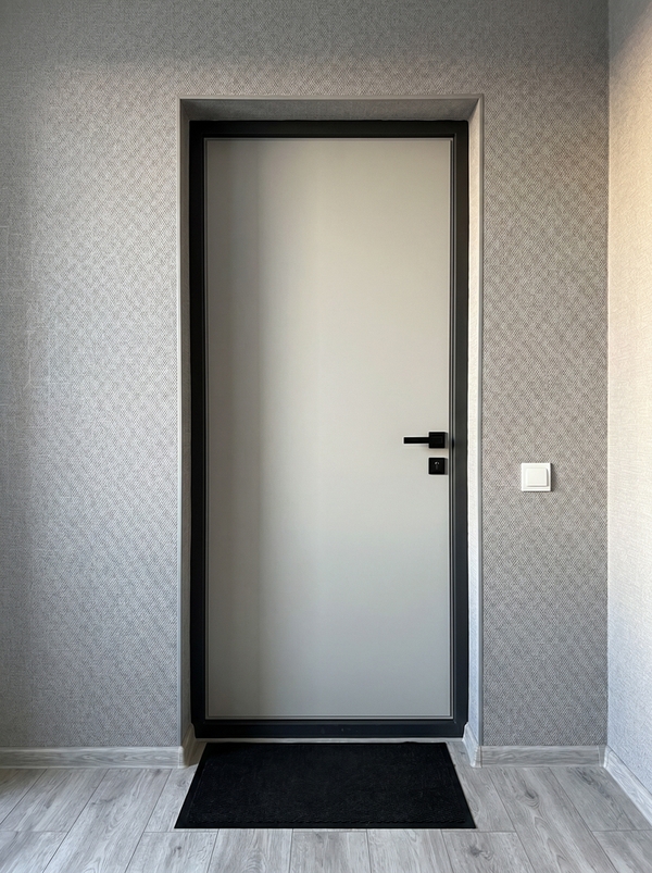 Дверь с отделкой панелями МДФ с покрытием HPL-пластик (Орех Лион и Серый)
