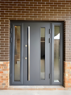 Дверь с боковым остеклением и бугельной ручкой