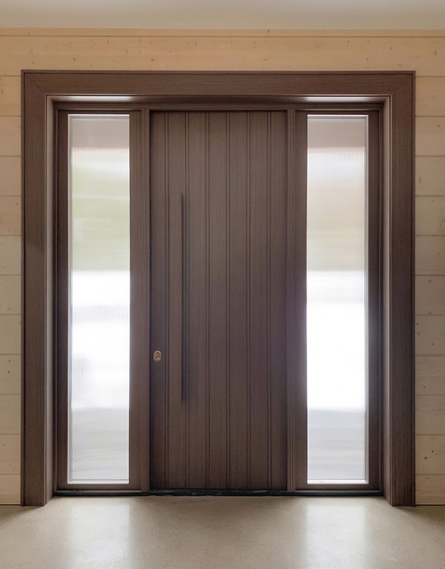 Дверь со стеклами по бокам