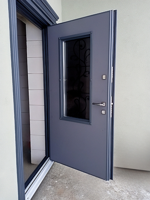 Уличная дверь с окном и ковкой